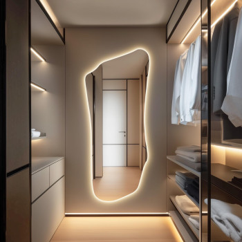 Настенное дизайнерское зеркало асимметричной формы в полный рост с фоновой подсветкой E091