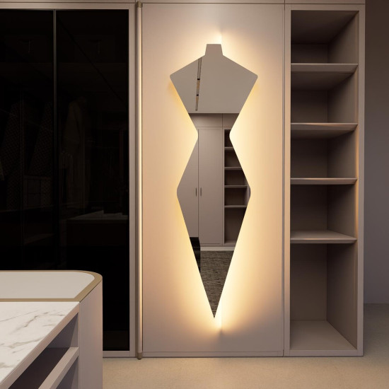 Настенное дизайнерское зеркало с фоновой подсветкой в полный рост в форме женской фигуры E103