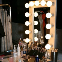 Голливудское гримерное зеркало в бежевой раме с подсветкой лампочками «Шэрон»