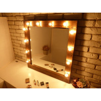 Гримерное зеркало в стиле лофт в деревянной раме с подсветкой лампочками «Виктория»