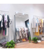 Напольное большое широкое зеркало в полный рост в серебряной металлической раме с опорой на ногу-подставку Эмилия