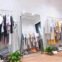 Напольное большое широкое зеркало в полный рост в серебряной металлической раме с опорой на ногу-подставку Эмилия