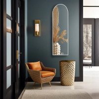 Узкое арочное настенное зеркало в раме Арка Лайн