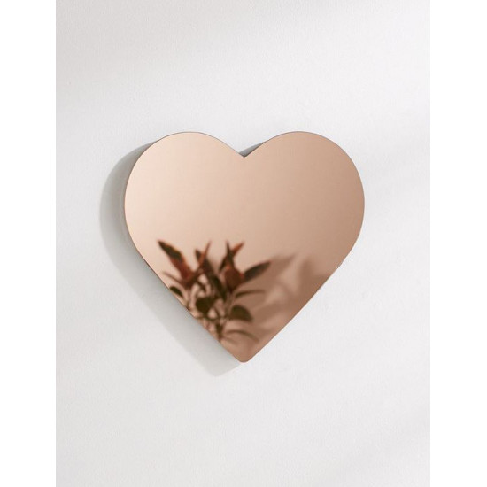 Розовое декоративное зеркало в форме сердца