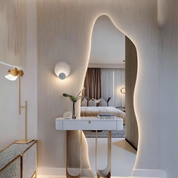 Настенное зеркало неправильной формы в полный рост с контурной подсветкой для интеграции с консолями, тумбами или полками Ориджи