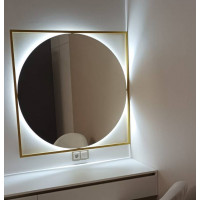 Круглое зеркало с подсветкой в золотой квадратной металлической раме Квадрум