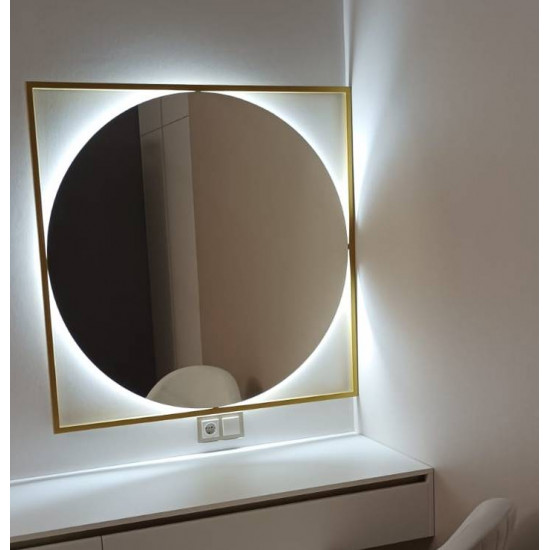 Круглое зеркало с подсветкой в золотой квадратной металлической раме Квадрум