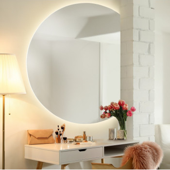 Зеркало обрезанный сбоку круг с задней декоративной фоновой подсветкой Сегмент-3