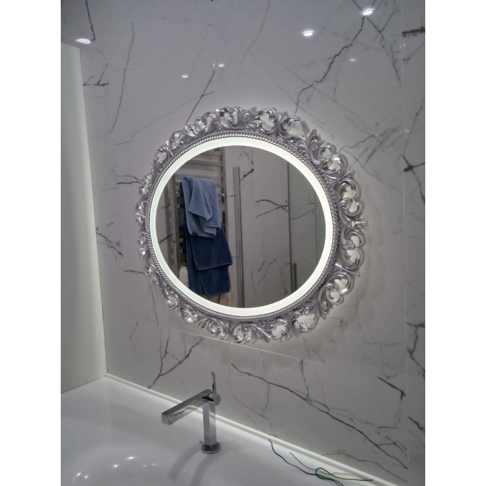 Овальное настенное зеркало в серебряной раме с подсветкой Liria .