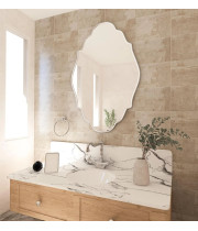 Настенное декоративное зеркало в белой фигурной раме Лорена