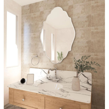 Настенное декоративное зеркало в белой фигурной раме Лорена