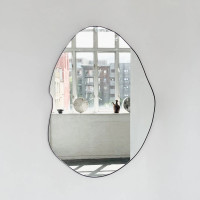 Зеркало неправильной формы в чёрной раме ML001