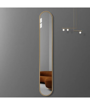 Узкое настенное зеркало капсульной формы в золотой раме N028