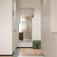 Настенное и напольное зеркало в полный рост асимметричной формы в раме Тревор