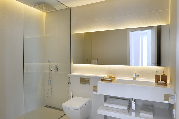 Зеркало со светодиодной подсветкой в интерьере ванной комнаты