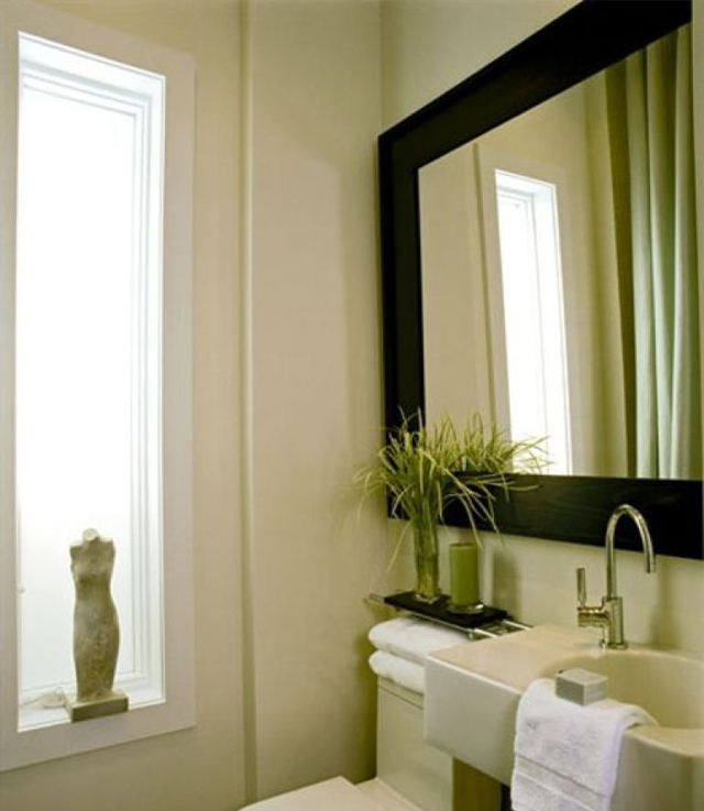 Зеркало в черной раме в интерьере ванной