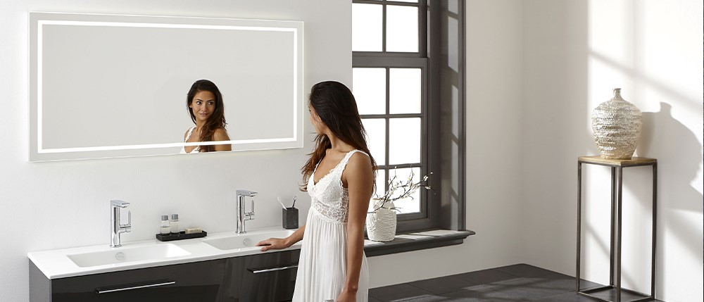 Красивое прямоугольное зеркало с подсветкой по периметру в интерьере ванной комнаты