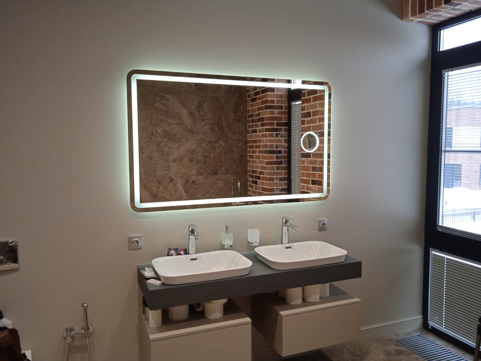 Зеркальный шкаф для ванной 40 см с подсветкой